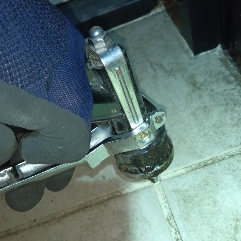 床にシロアリ駆除剤を注入