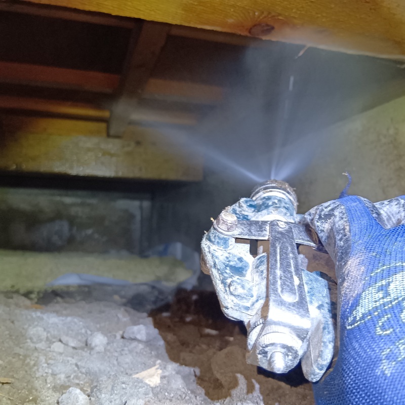 床下の木材にシロアリ駆除剤を散布