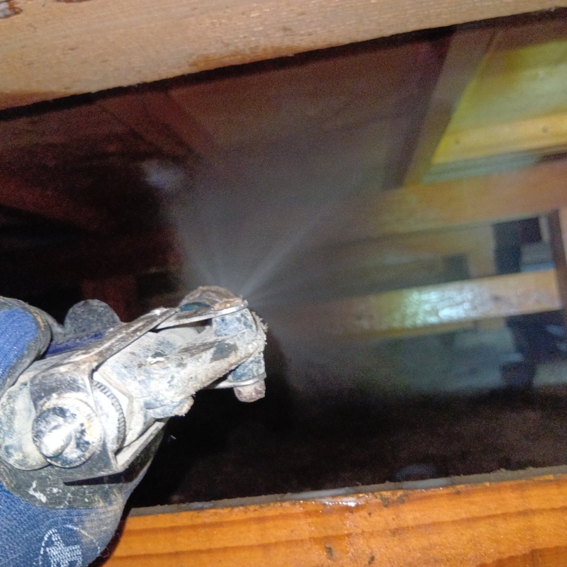 床下の木材にシロアリ駆除剤を散布