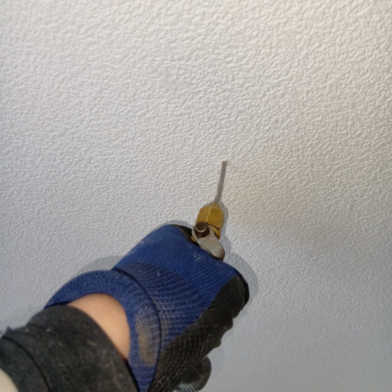 壁にシロアリ駆除剤を注入