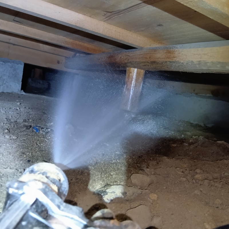 床下の木材に防蟻剤を散布