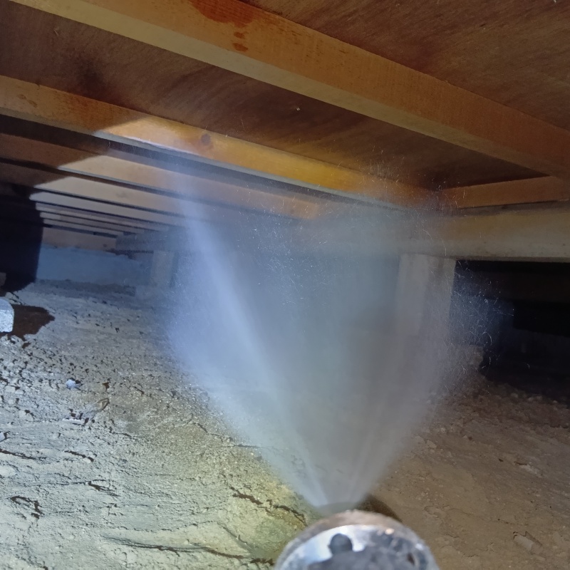 床下の木材に防蟻剤を散布