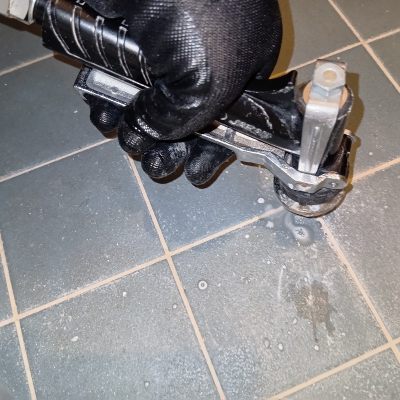 浴室の床に防蟻剤を注入