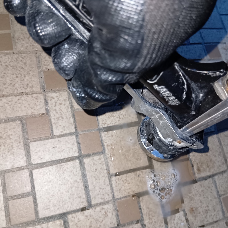 玄関の床に防蟻剤を注入