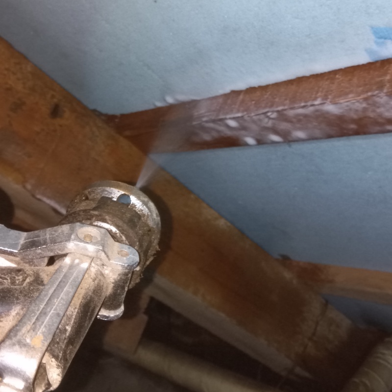 床下の木材にシロアリ駆除剤を散布