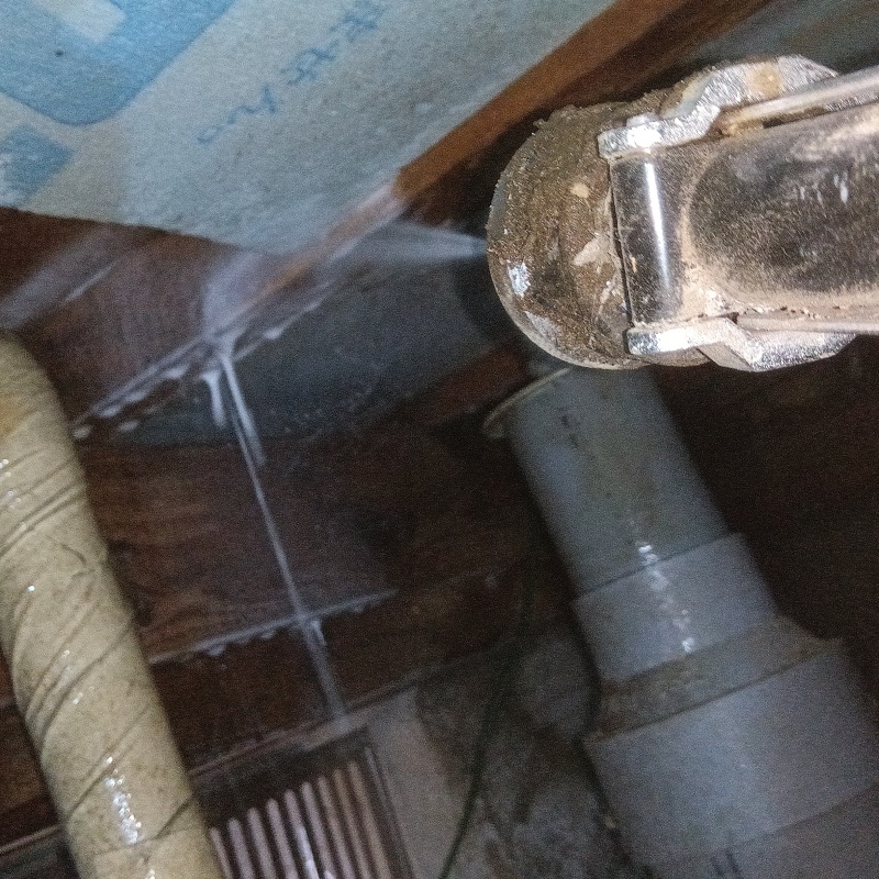 床下の木材にシロアリ駆除剤を散布