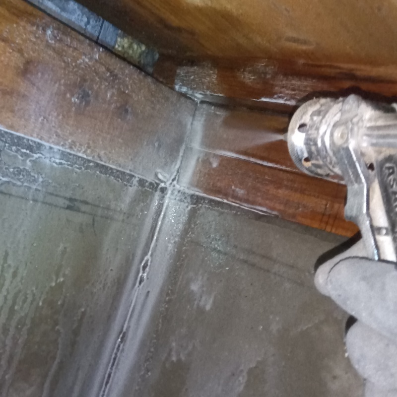 床下の基礎部分にシロアリ駆除剤を散布