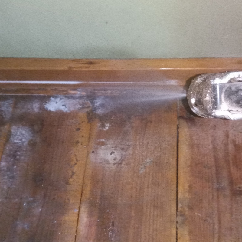 畳下の床にシロアリ駆除剤を散布