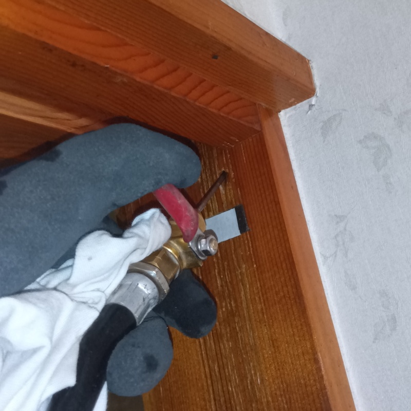 柱にシロアリ駆除剤を注入