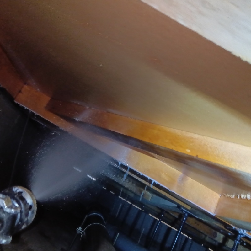 床下の木材に防蟻剤を散布