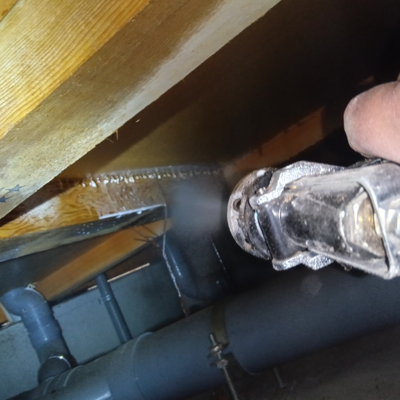 床下の木材に防蟻剤を散布