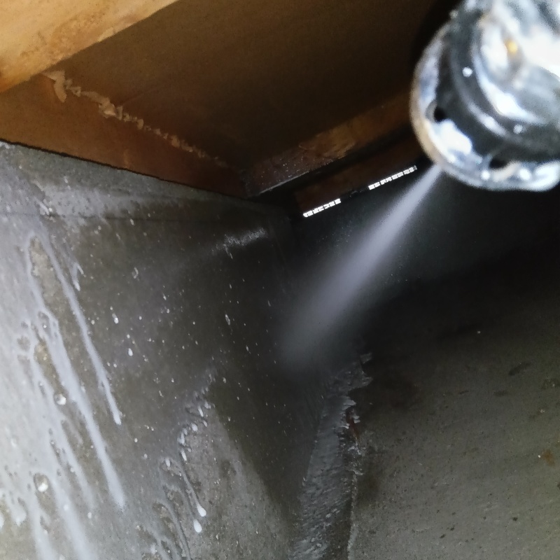 床下の地面に防蟻剤を散布