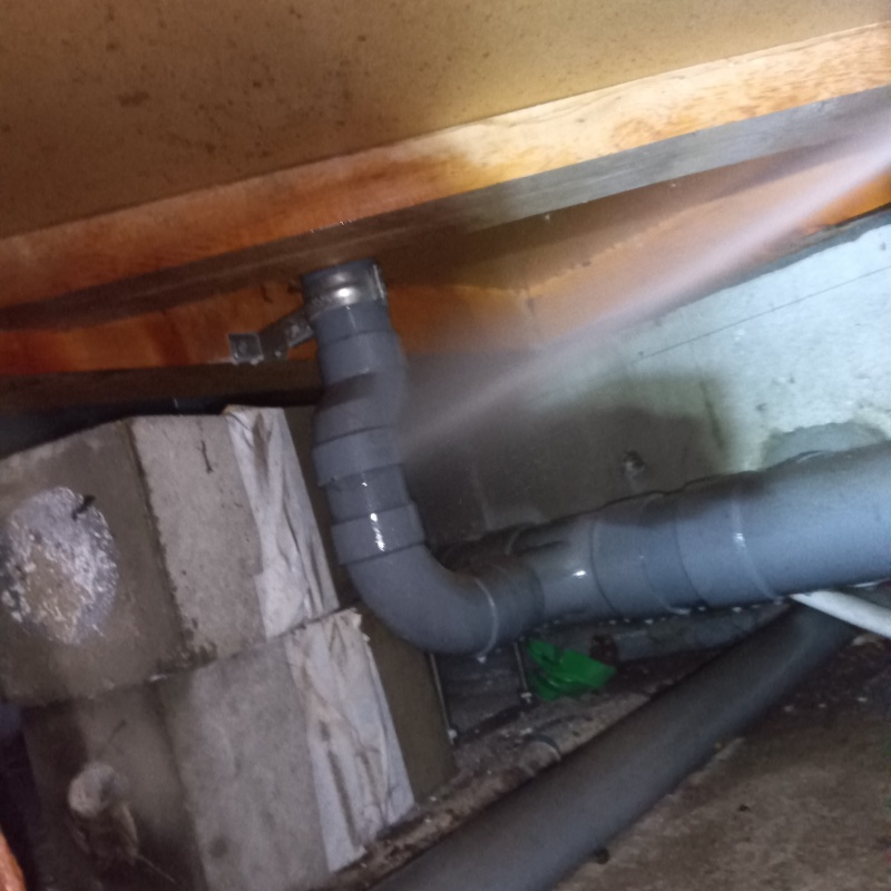 配管まわりに防蟻剤を散布