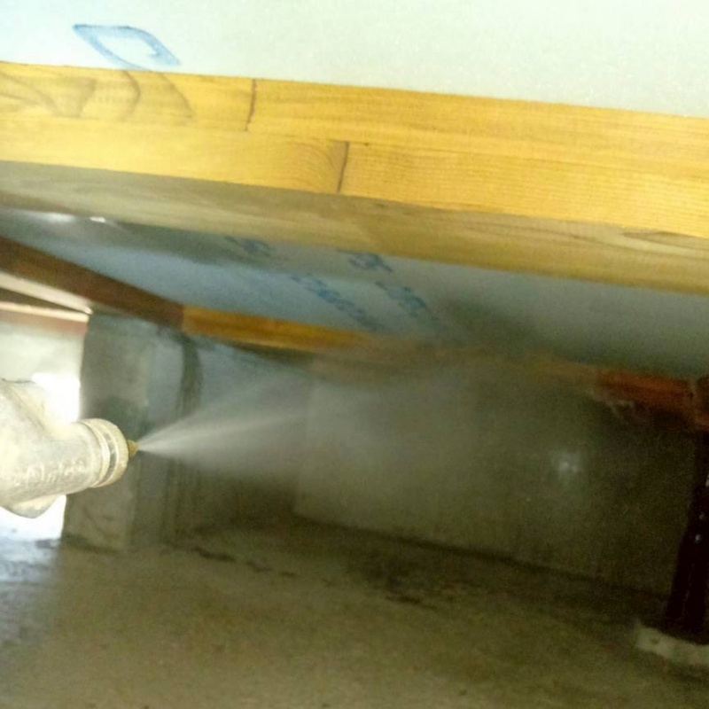 床下の木材に防蟻剤を散布