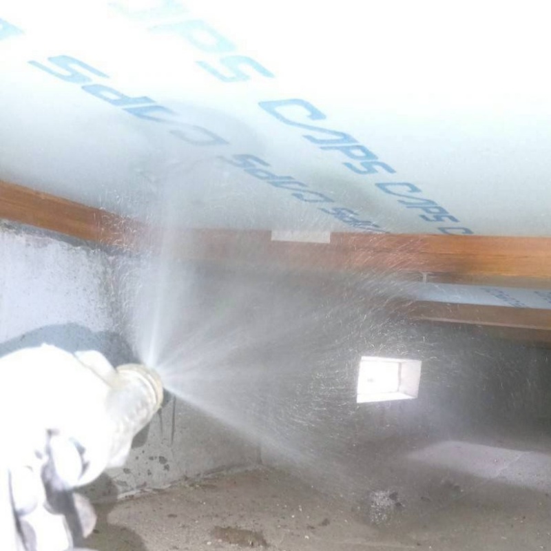 床下の木材に防蟻剤を散布