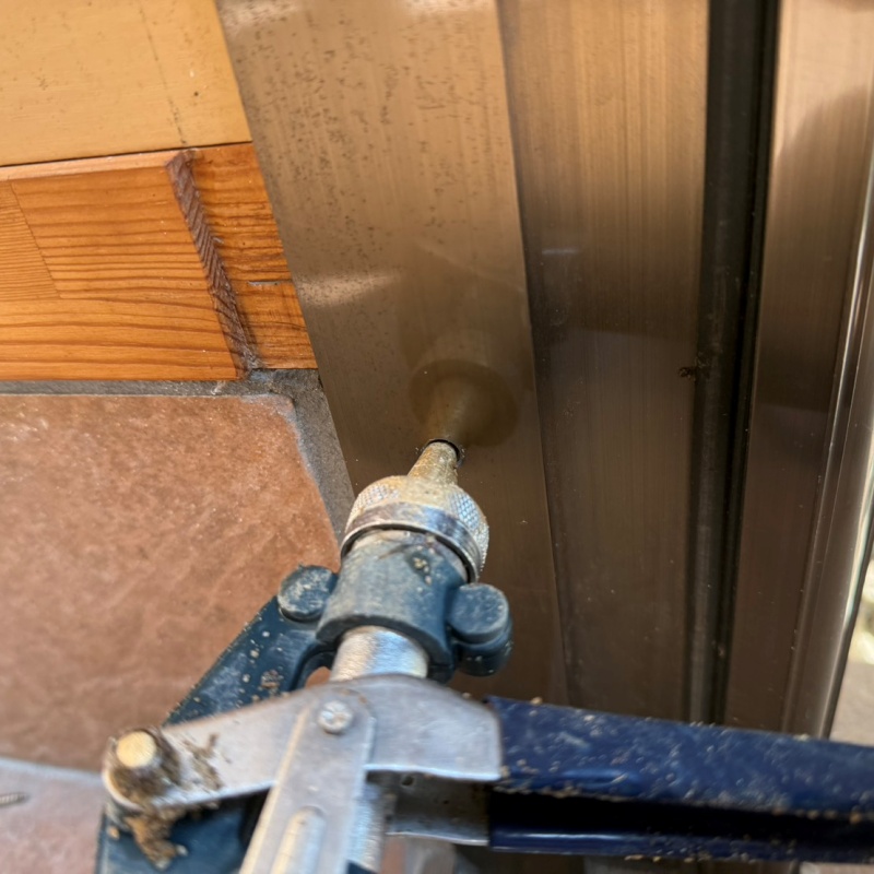 ドア枠に防蟻剤を注入