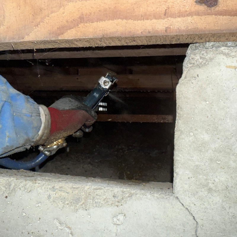 床下の地面にシロアリ駆除剤を散布