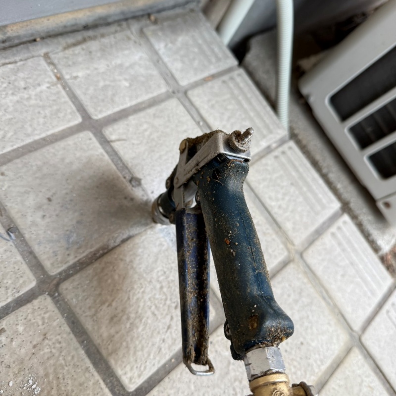 床にシロアリ駆除剤を注入