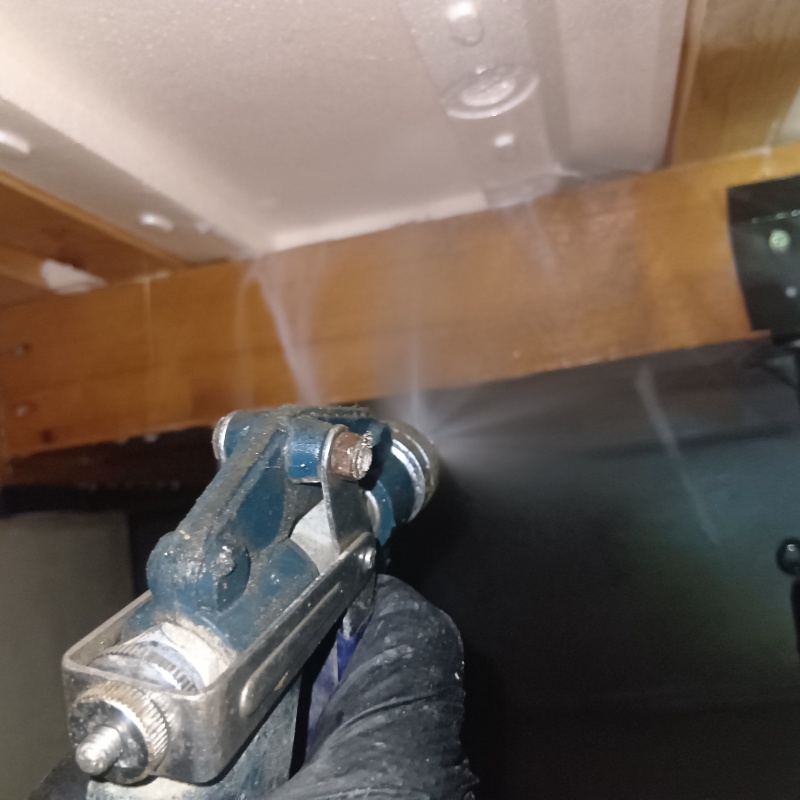 床下の木材にシロアリ駆除剤を散布