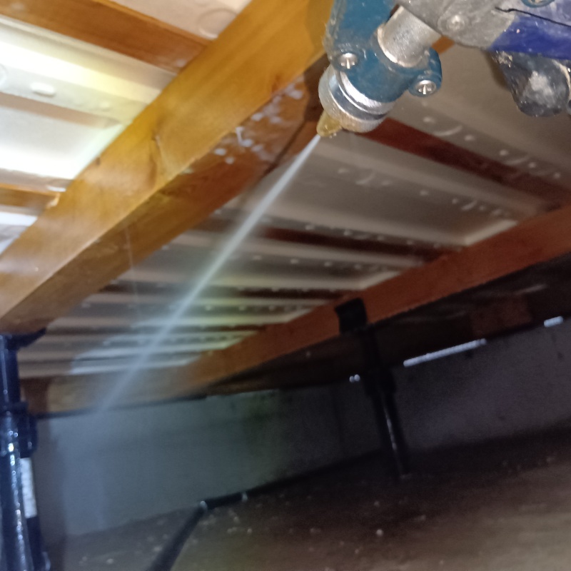 床下の地面にシロアリ駆除剤を散布