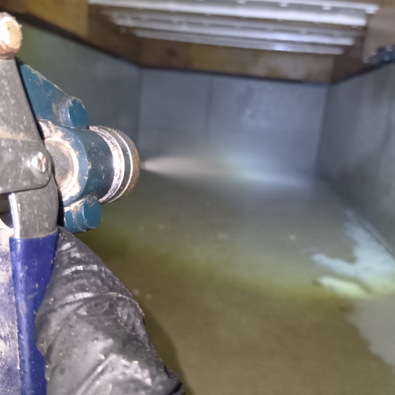 床下の地面にシロアリ駆除剤を散布