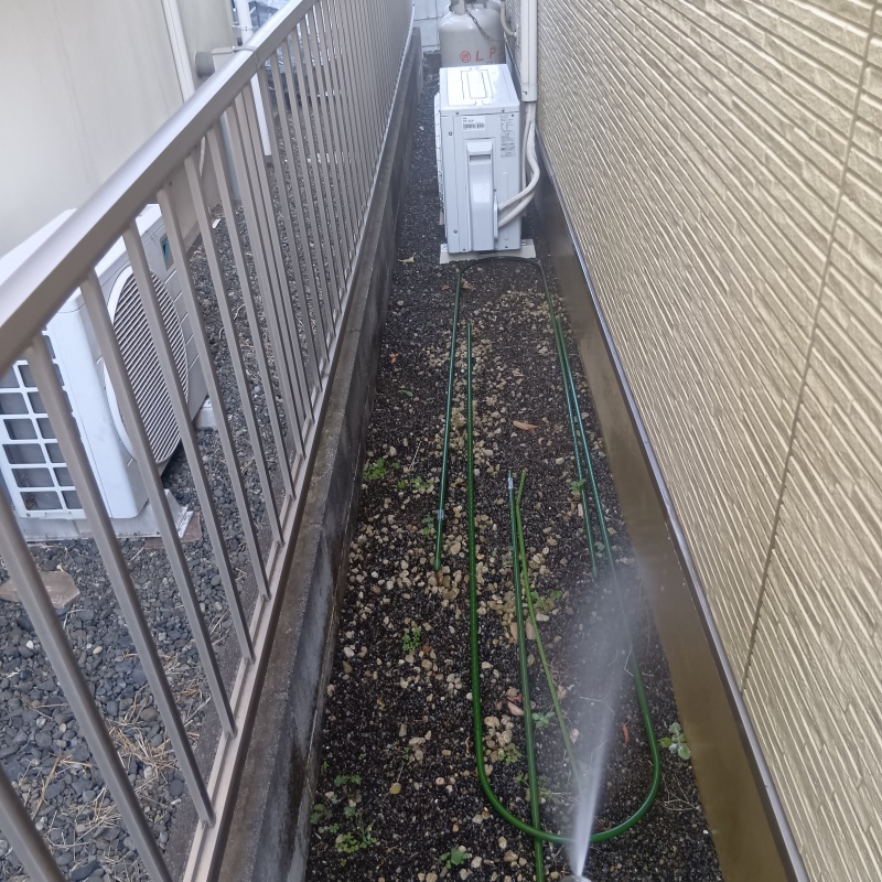 建物の外周にシロアリ駆除剤を散布