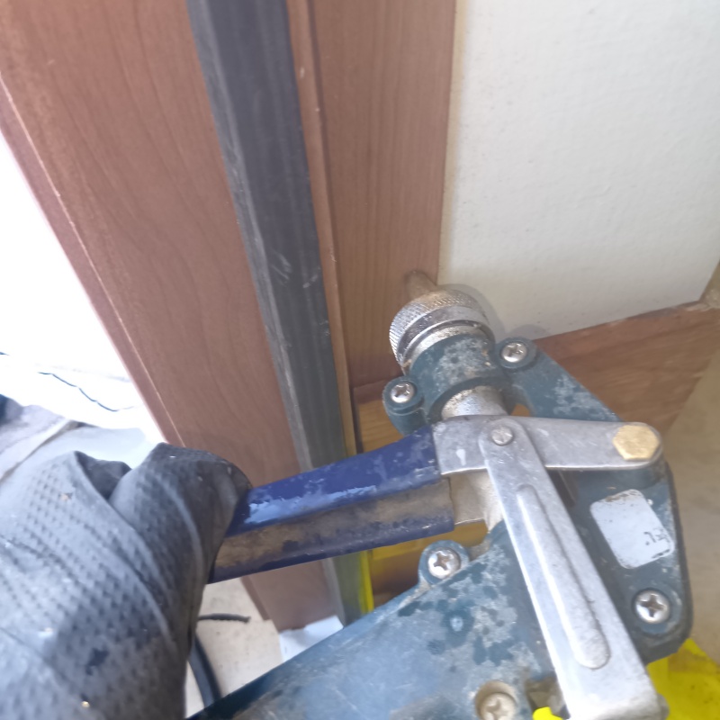 ドア枠にシロアリ駆除剤を注入