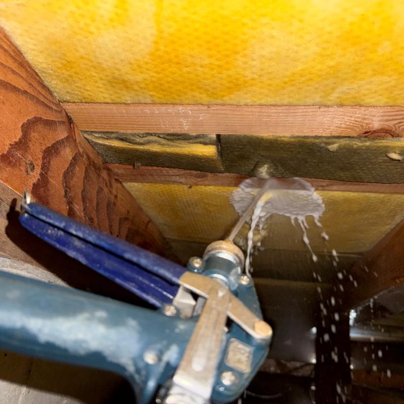 床下の木材に防蟻剤を散布