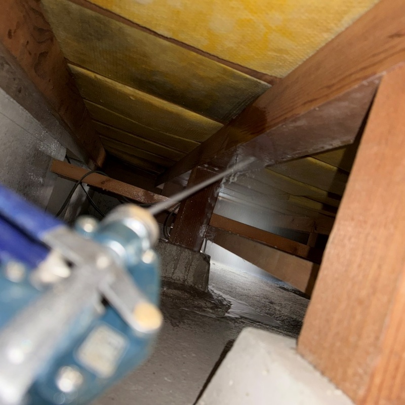 床下の木材に防蟻剤を散布