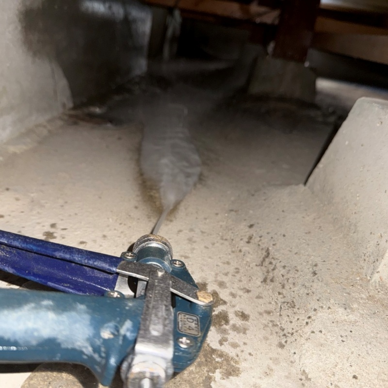 床下の地面に防蟻剤を散布