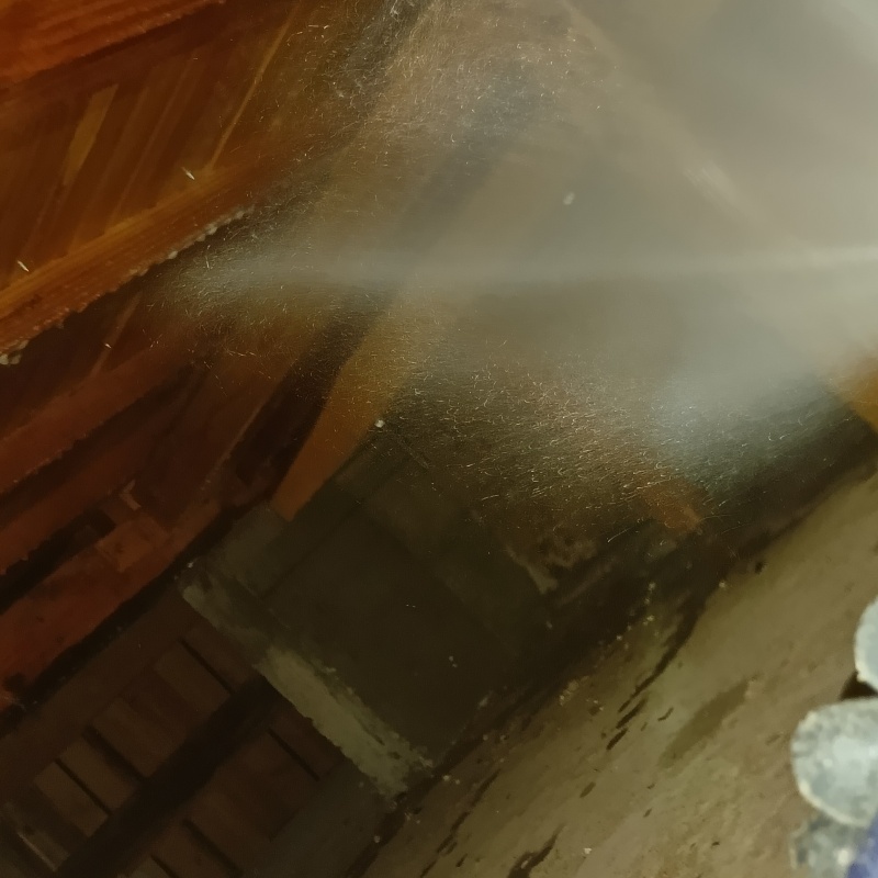 床下の木材に防蟻剤を散布