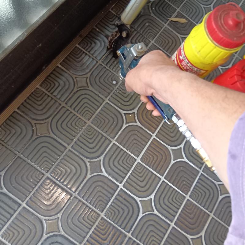 床に防蟻剤を注入