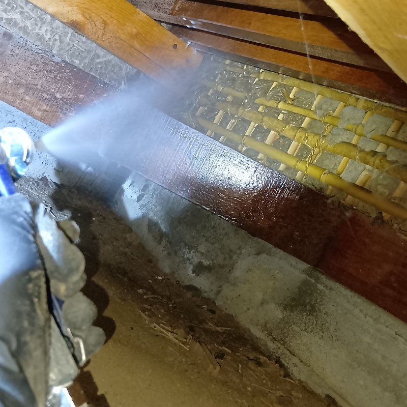 床下の木材にシロアリ駆除剤を散布