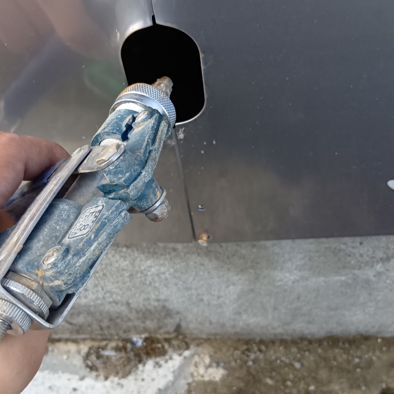 すき間から土壌にシロアリ駆除剤を散布