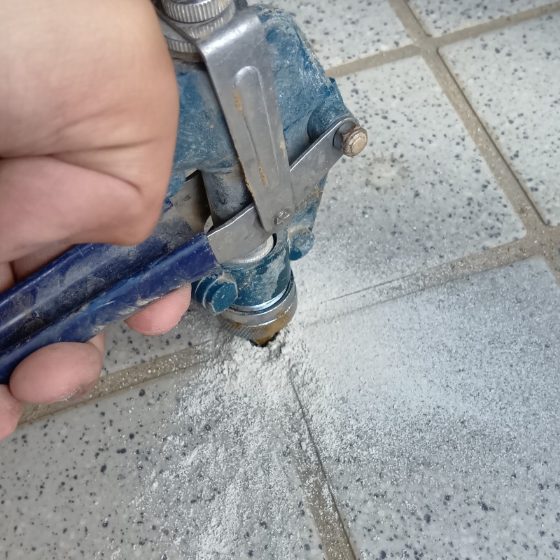 床にシロアリ駆除剤を注入