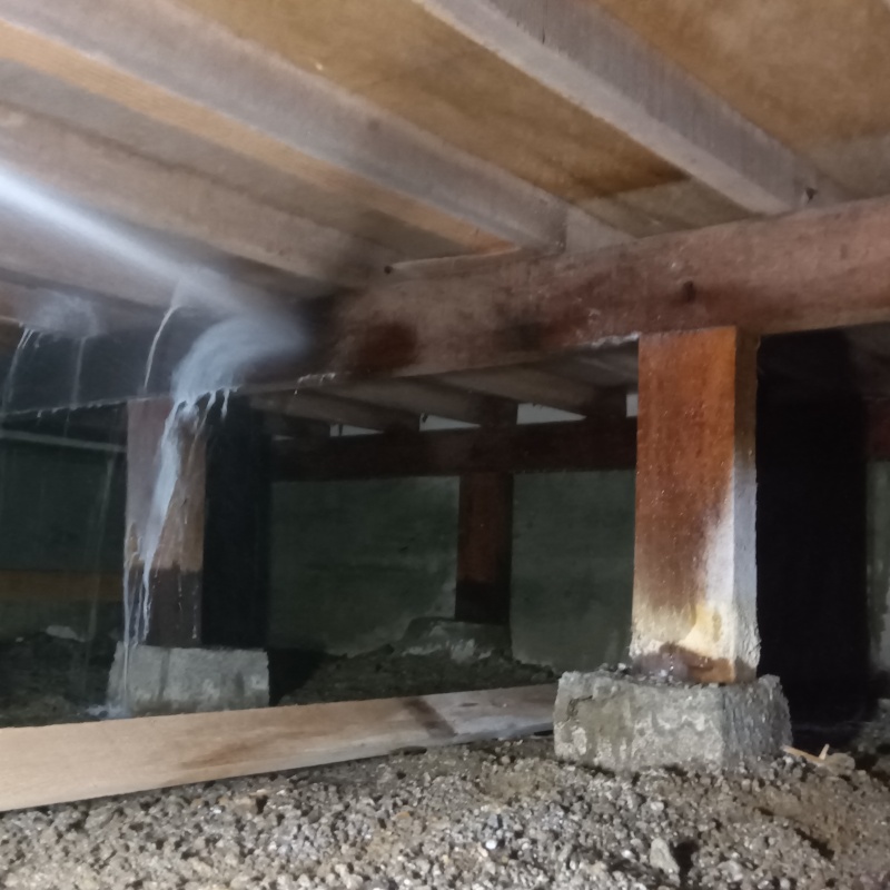 床下の木材にシロアリ駆除剤を散布