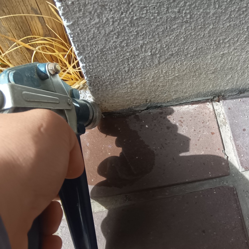 地面にシロアリ駆除剤を注入