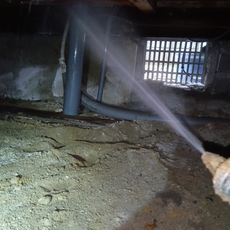 床下の木材に防蟻剤を散布