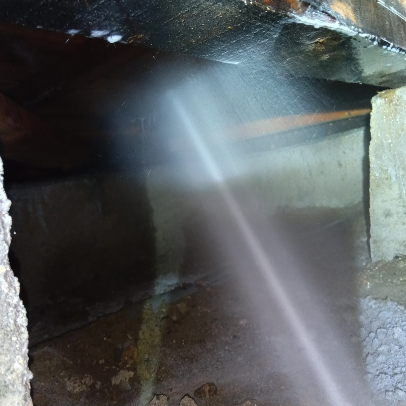 床下の木材に防蟻剤を散布