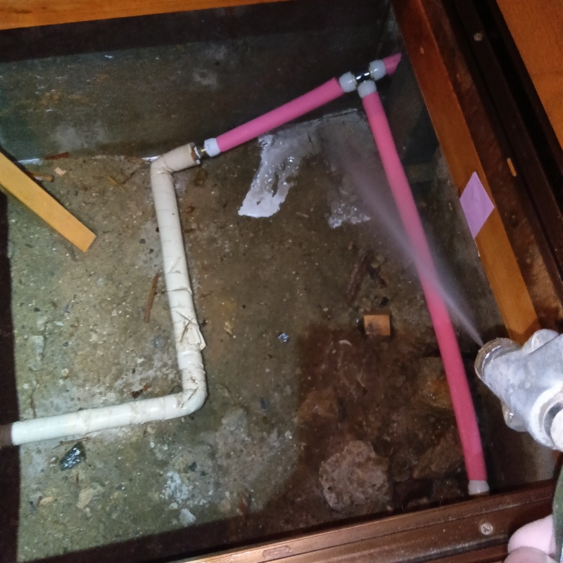 床下の地面に防蟻剤を散布