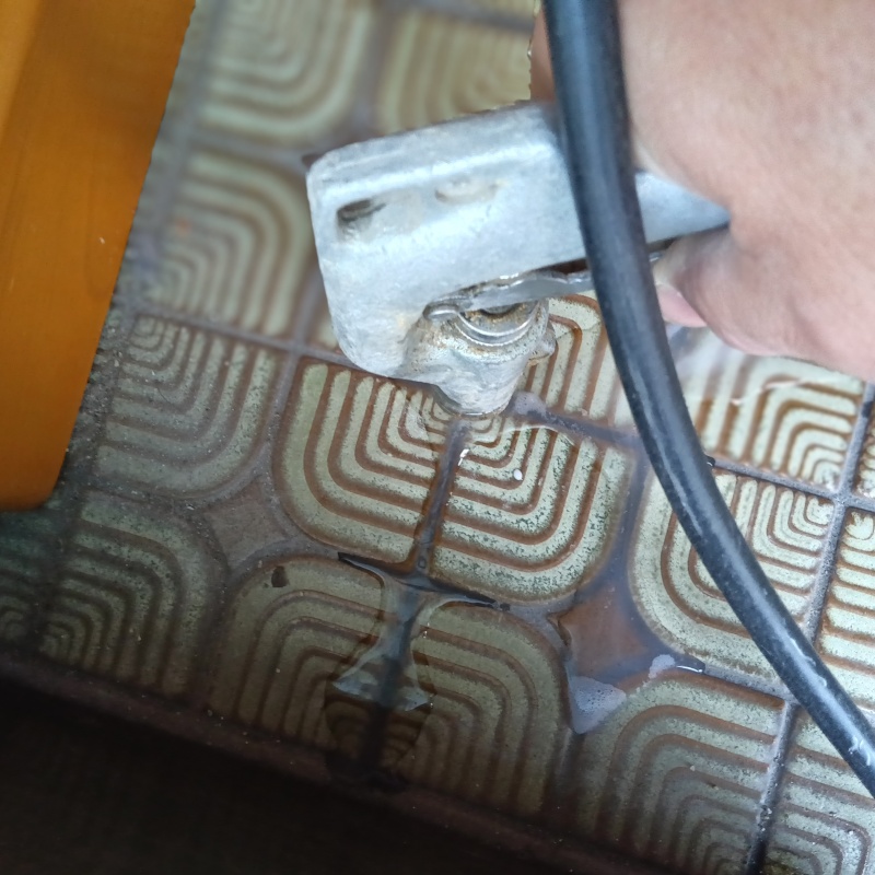 床に防蟻剤を注入