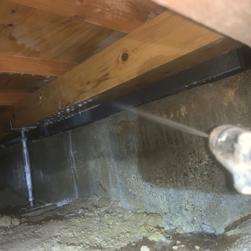 床下の木材に防蟻剤を散布