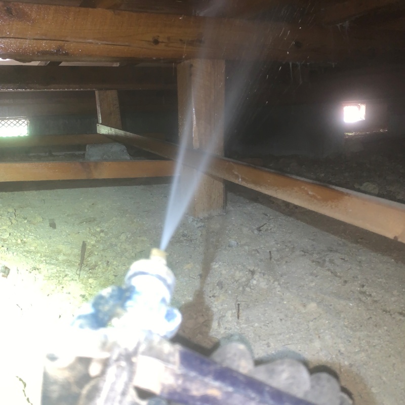 床下の木材に防蟻剤を散布