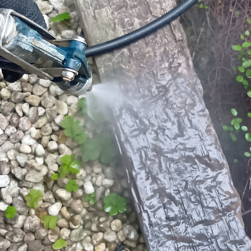 屋外の木材にシロアリ駆除剤を散布