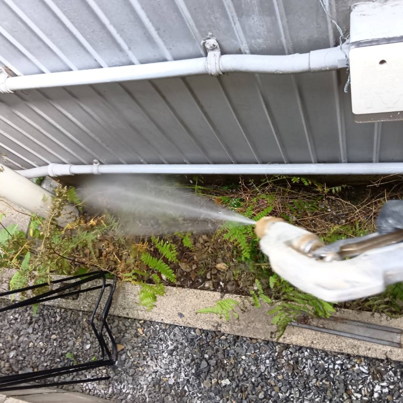 建物の外周に防蟻剤を散布