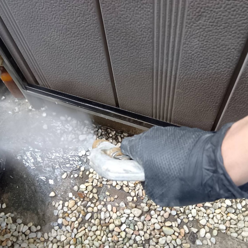 建物の外周に防蟻剤を散布