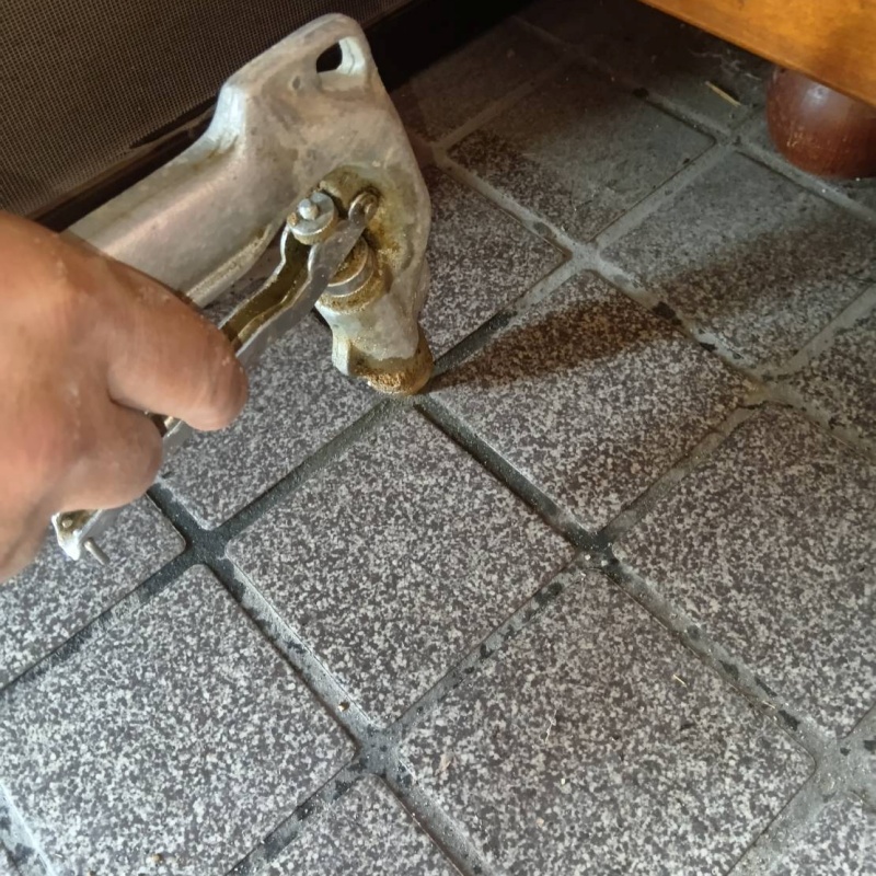 床に防蟻剤を注入