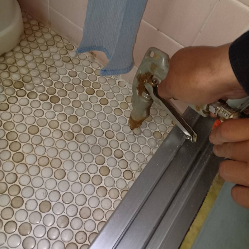 浴室の床に防蟻剤を注入