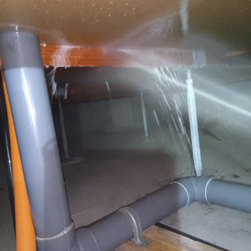 床下の木材に防蟻剤を散布