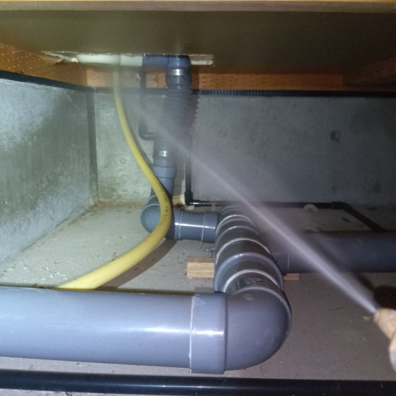 床下の木材に防蟻剤を散布